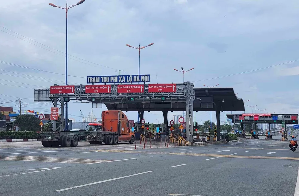 Sở GTVT TP.HCM phối hợp với các đơn vị liên quan triển khai thu phí không dừng tại các trạm thu phí. Ảnh: TS