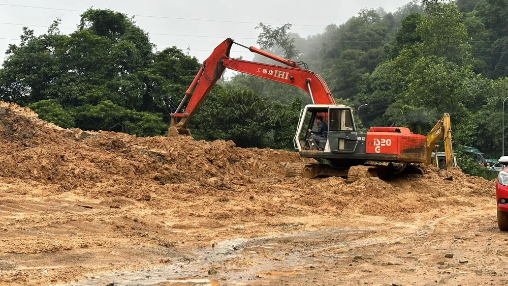 Hiện trường rất nhiều đất đá sạt xuống đường đèo Bảo Lộc. Ảnh: VT