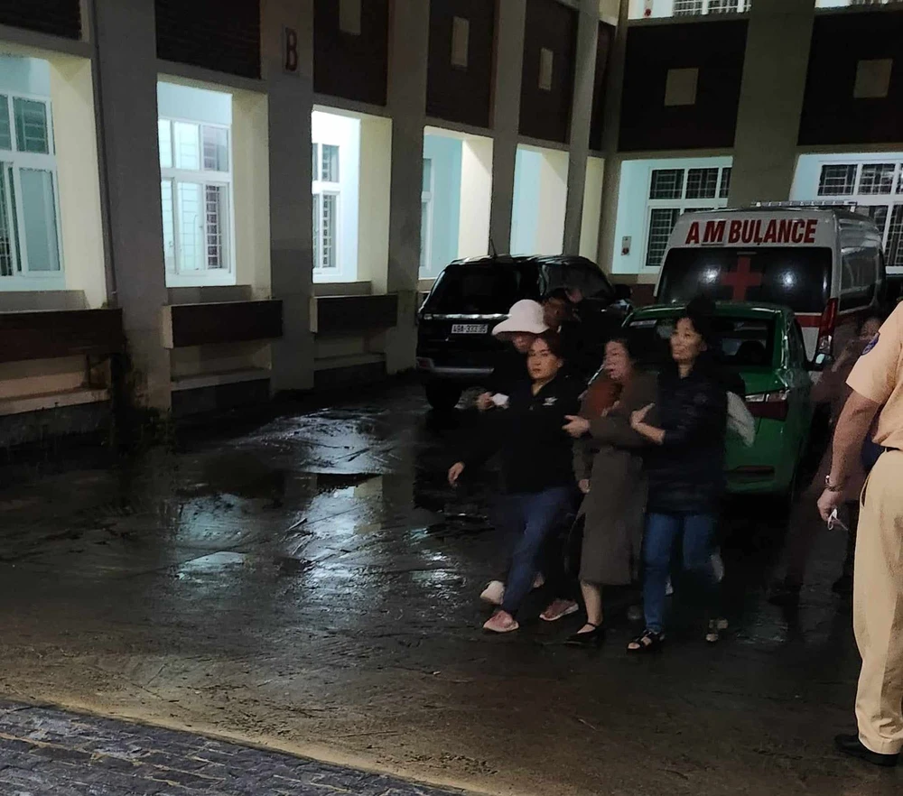 Đồng đội, người thân trắng đêm bên 3 CSGT hy sinh trong vụ sạt lở trên đèo Bảo Lộc ảnh 2