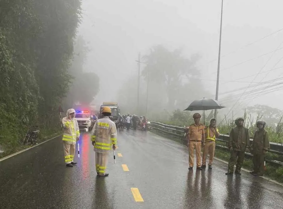 Đại úy Lê Ánh Sáng cùng Thiếu tá Nguyễn Khắc Thường và Thượng uý Lê Quang Thành dọn dẹp, phân luồng giao thông trên đèo Bảo Lộc trước khi gặp nạn. Ảnh: VT - TS