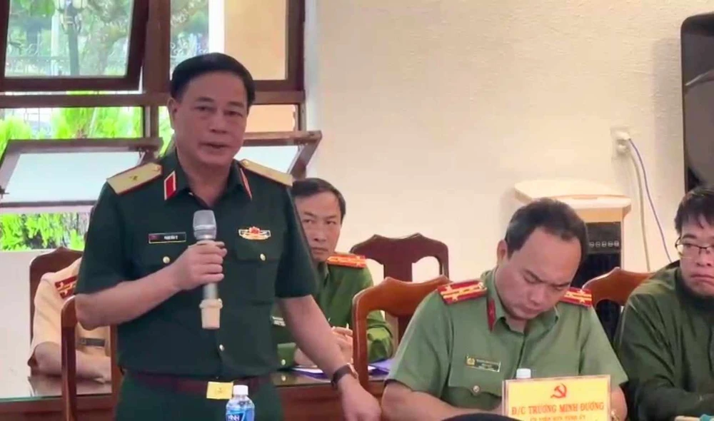 Thiếu tướng Phạm Văn Tỵ, Phó Cục trưởng Cục Cứu hộ - Cứu nạn (Bộ Tổng Tham mưu Quân đội nhân dân Việt Nam) thông tin tại buổi làm việc. Ảnh: VT