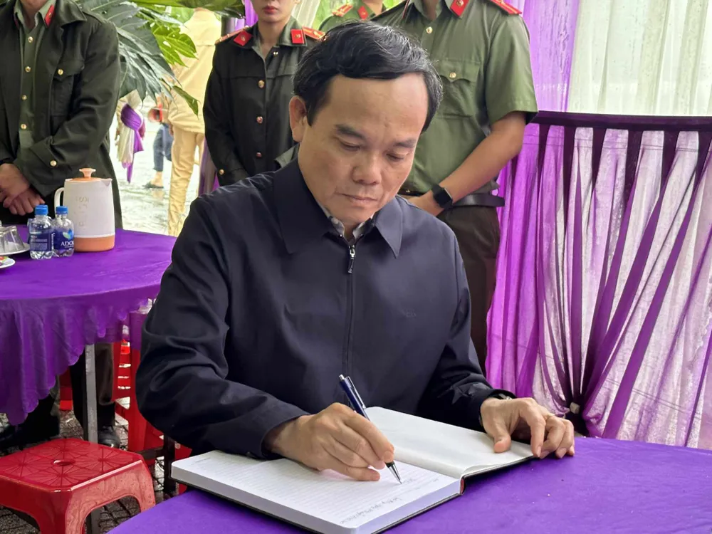 Phó Thủ tướng ghi sổ tang chia buồn cùng gia đình Đại úy Sáng. Ảnh: VT Phó Thủ tướng ghi sổ tang chia buồn cùng gia đình Đại úy Sáng. Ảnh: VT