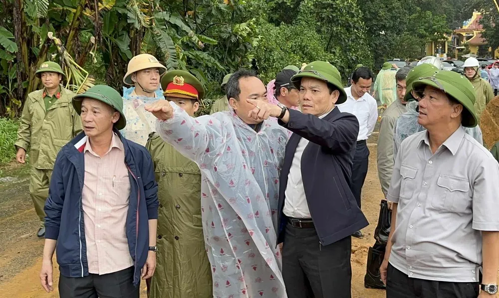 Phó Thủ tướng Trần Lưu Quang chỉ đạo công tác khắc phục sự cố. Ảnh: VT Phó Thủ tướng Trần Lưu Quang chỉ đạo công tác khắc phục sự cố. Ảnh: VT