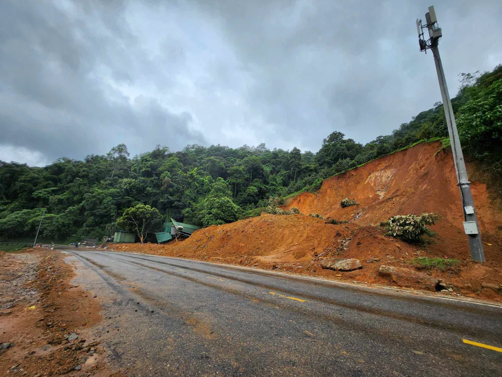 Tuyến đường tại điểm sạt lỡ được thông thoáng và không có dấu hiệu trơn trượt. Ảnh: TS