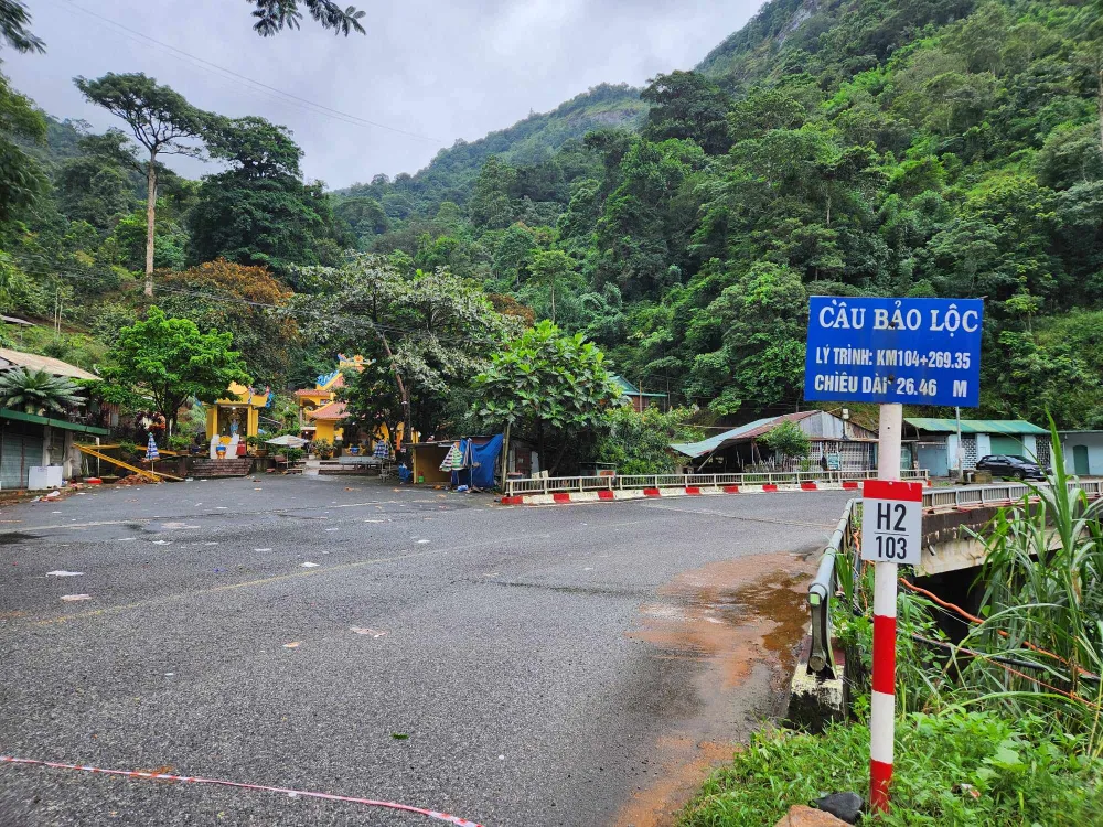 Điểm sạt lở tại tại Km 103+300, gần miếu 3 Cô, ngay cầu Bảo Lộc. Ảnh: TS