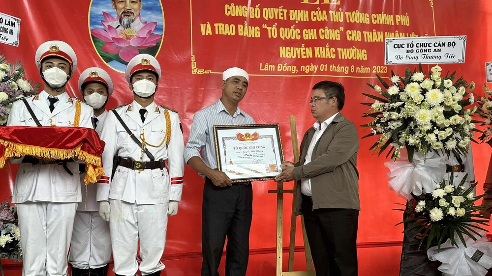 Ông Nguyễn Ngọc Phúc - PCT UBND tỉnh Lâm Đồng trao bằng Tổ Quốc ghi công cho thân nhân liệt sỹ Nguyễn Khắc Thường. Ảnh: VT