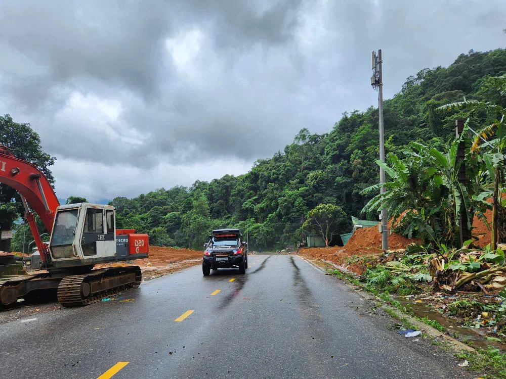 Xe cộ đã có thể lưu thông qua đèo Bảo Lộc. Ảnh: TS Xe cộ đã có thể lưu thông qua đèo Bảo Lộc. Ảnh: TS