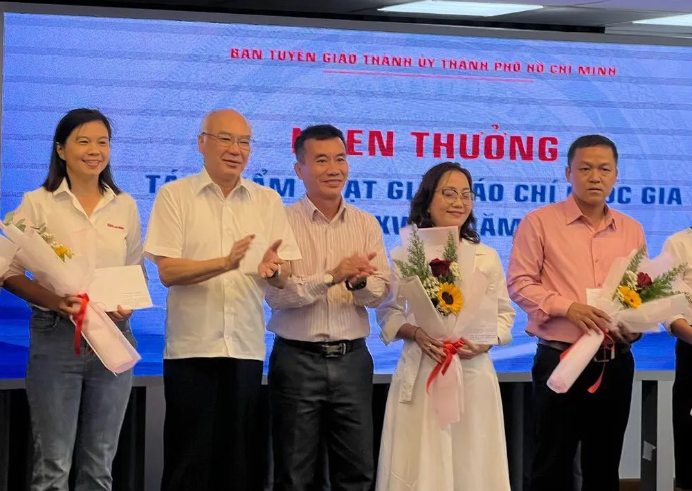 PV Võ Tùng (ngoài cùng bên phải) nhận thưởng bổ sung Giải báo chí Quốc gia. Ảnh: NP PV Võ Tùng (ngoài cùng bên phải) nhận thưởng bổ sung Giải báo chí Quốc gia. Ảnh: NP
