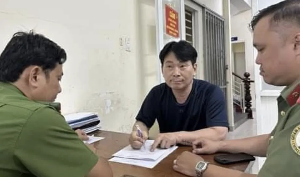 Kim Kyung Sic bị công an bắt giữ. Ảnh: CA Kim Kyung Sic bị công an bắt giữ. Ảnh: CA