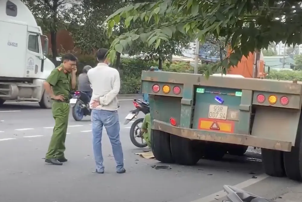 Công an khám nghiệm hiện trường vụ tai nạn. Ảnh: CM Công an khám nghiệm hiện trường vụ tai nạn. Ảnh: CM