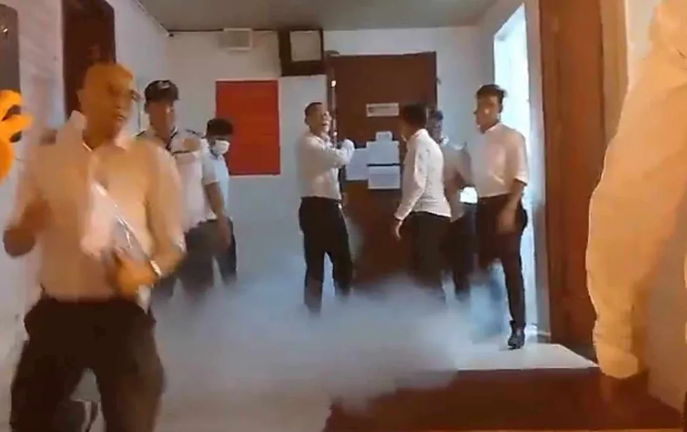 Nhóm người xịt khí CO2, đập phá cửa phòng kỹ thuật toà nhà. Ảnh: Cắt từ clip Nhóm người xịt khí CO2, đập phá cửa phòng kỹ thuật toà nhà. Ảnh: Cắt từ clip