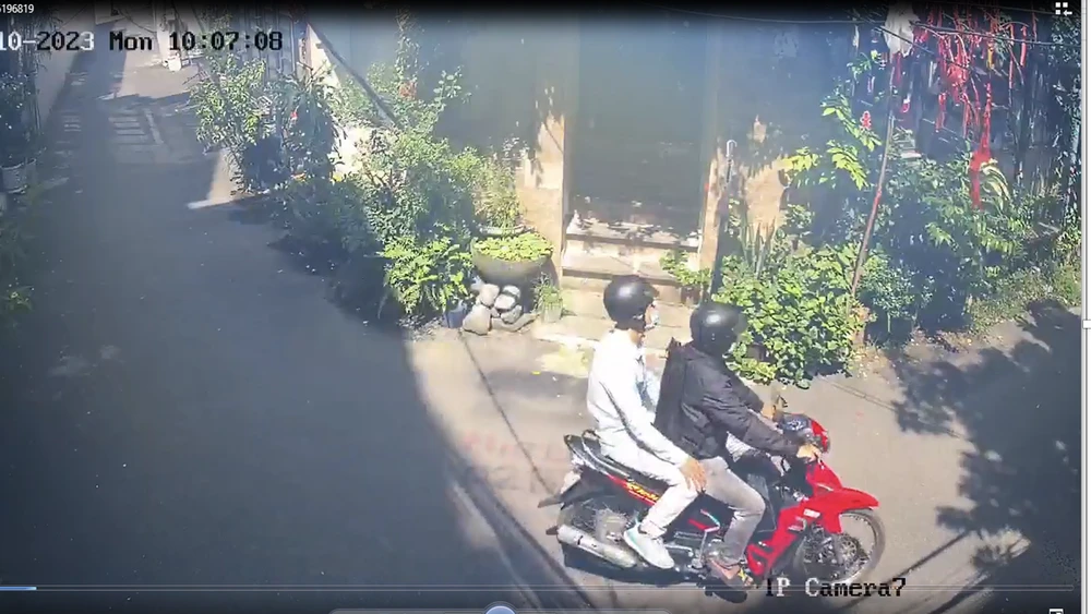 Hai kẻ trộm bị camera ghi lại. Ảnh: Cắt từ clip Screen Shot 2023-09-27 at 15.42.12.png