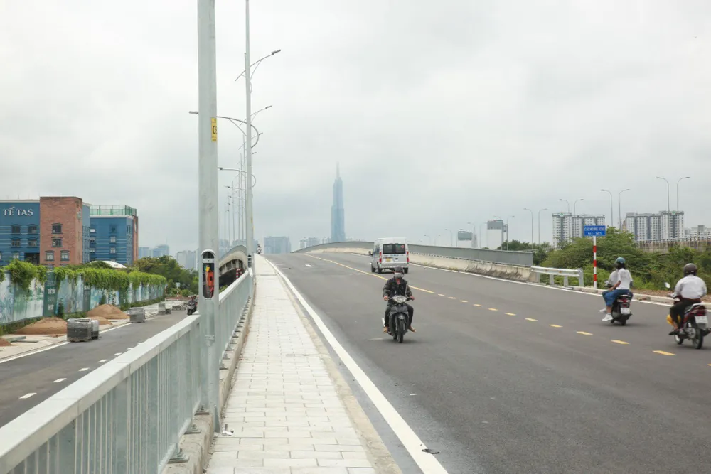 Các trụ điện đường song hành cao tốc TP.HCM - Long Thành - Dầu Giây bị trộm lấy dây cáp. Ảnh: TS 384407415_1060576575292934_3026510387314898337_n.jpg
