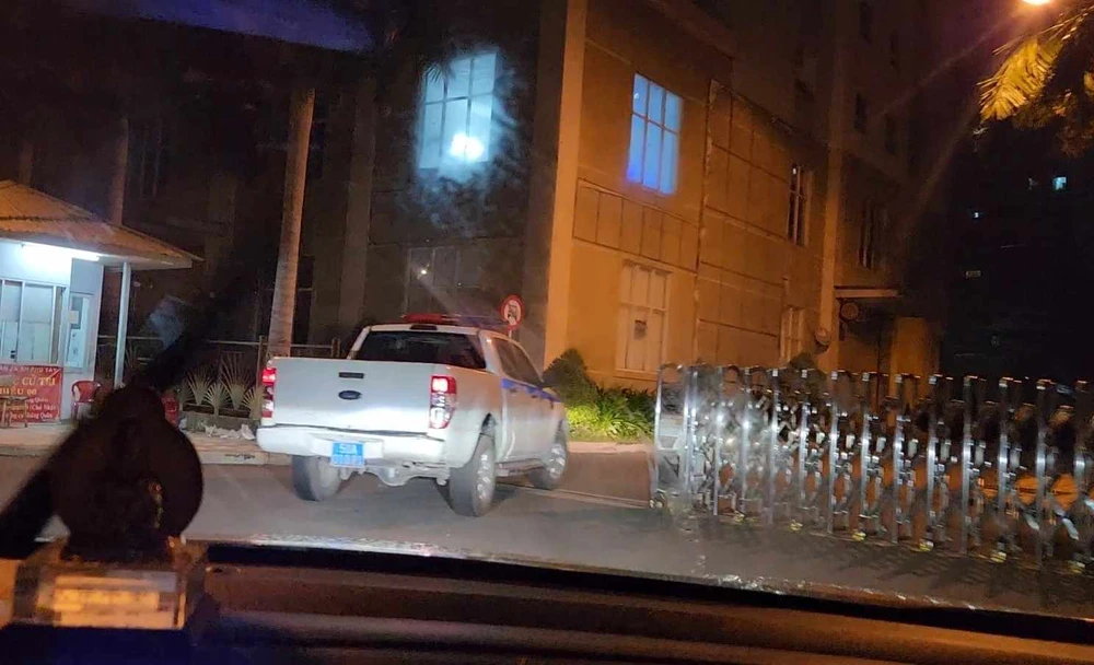 Công an đến chung cư HQC Plaza để kiểm tra, mời những người liên quan phối hợp điều tra. Ảnh: NHÓM PV mua-ban-than-2.jpg