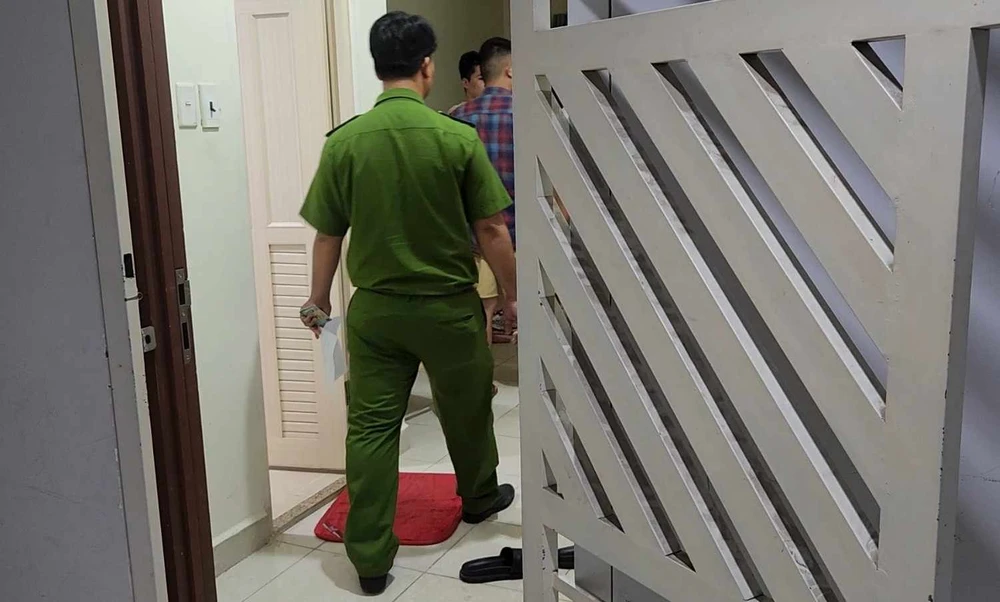 Công an kiểm tra căn hộ đang nuôi người chờ cắt thận mà báo phản ánh. Ảnh: NHÓM PV mua-ban-than-3.jpg