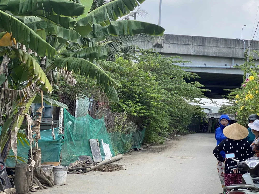 Người dân phát hiện người đàn ông tử vong dưới đường 936, thấp hơn đường cao tốc khoảng 10 mét. Ảnh: TS 393641247_3651439981781425_1268091328985105974_n.jpg