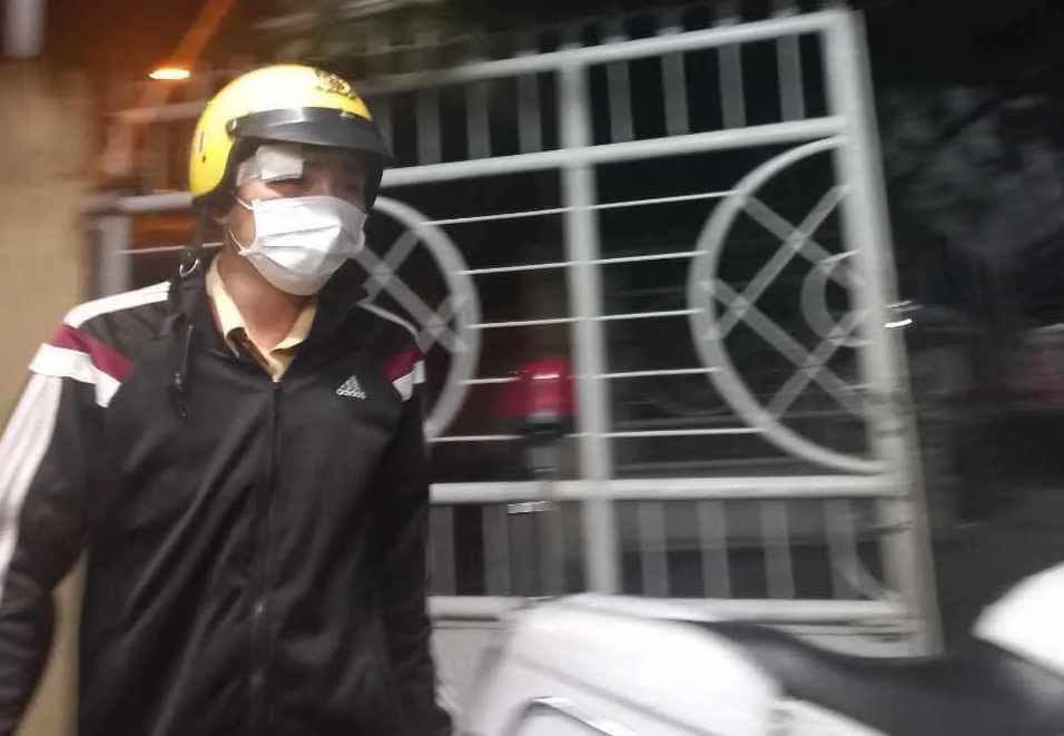 CSGT bị ném đá trúng đầu phải khâu hai mũi. Ảnh: TS 394168301-707671884191963-8687266836275210044-n-8547-1239.jpg