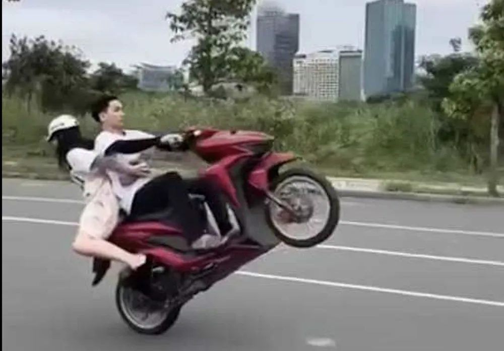 Công an Thủ Đức làm việc với người chở cô gái bốc đầu xe, đi 1 bánh