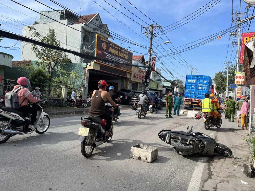 TP Thủ Đức: Chồng ngồi khóc bên thi thể vợ bị xe container cán tử vong