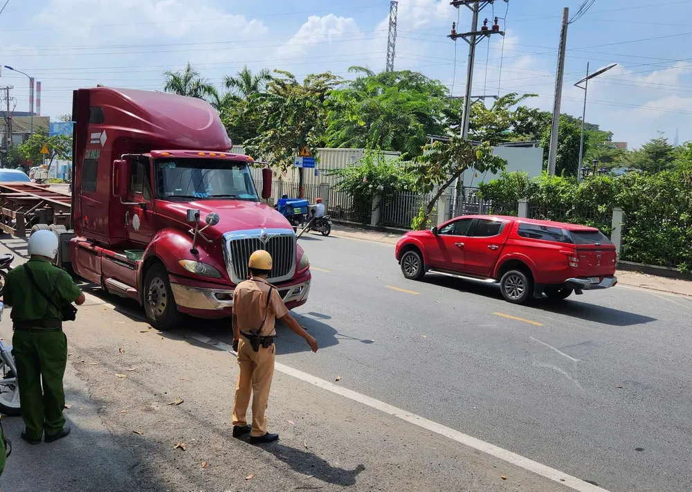 CSGT dừng phương tiện.jpg