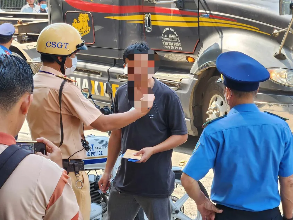 CSGT kiem tra nồng độ cồn.jpg