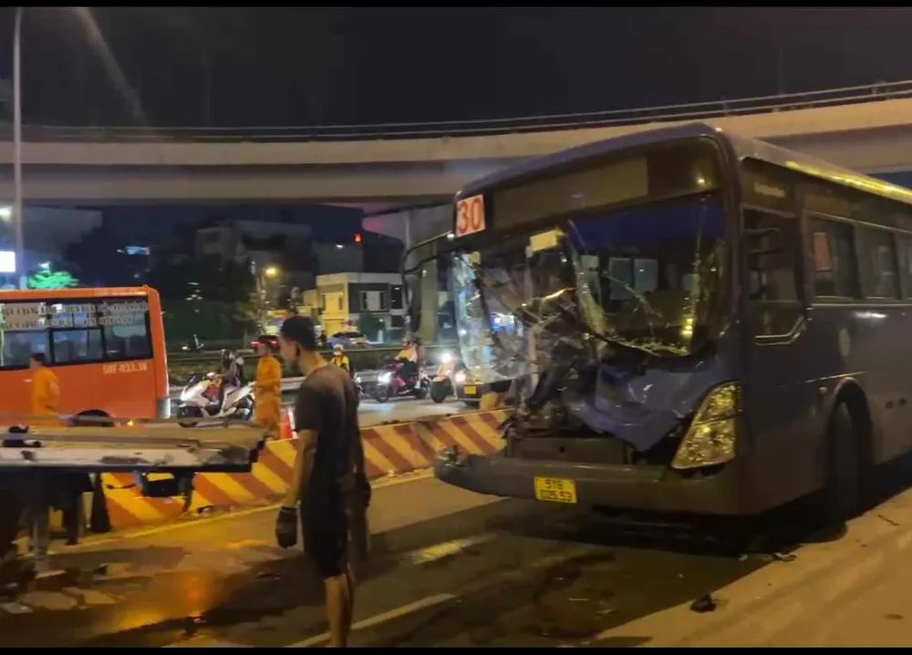 Xe buýt tông xe tải, xe tải tông dải phân cách