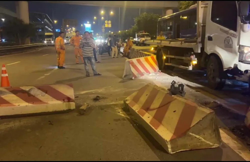 xe tải tông dải phân cách.jpg