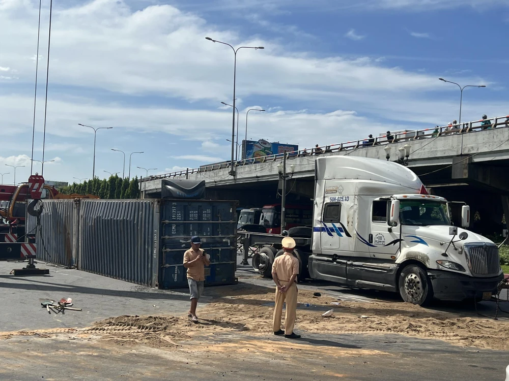 xe container lật nhào.jpg