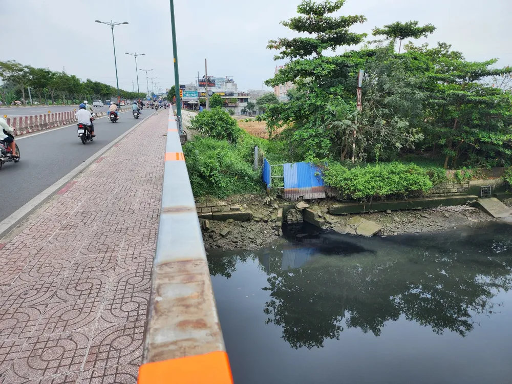 cướp điện thoại của học sinh