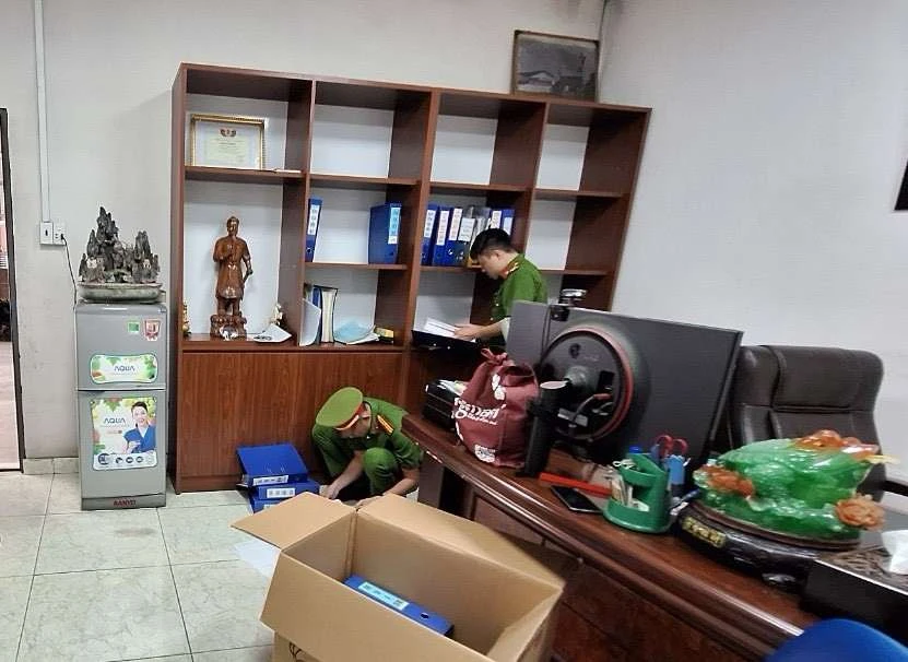Công an khám xét tại Trung tâm Đăng kiểm xe cơ giới 50-04V. Ảnh: AX Giám đốc, phó giám đốc Trung tâm đăng kiểm 50-04V bị khởi tố tội gì ?