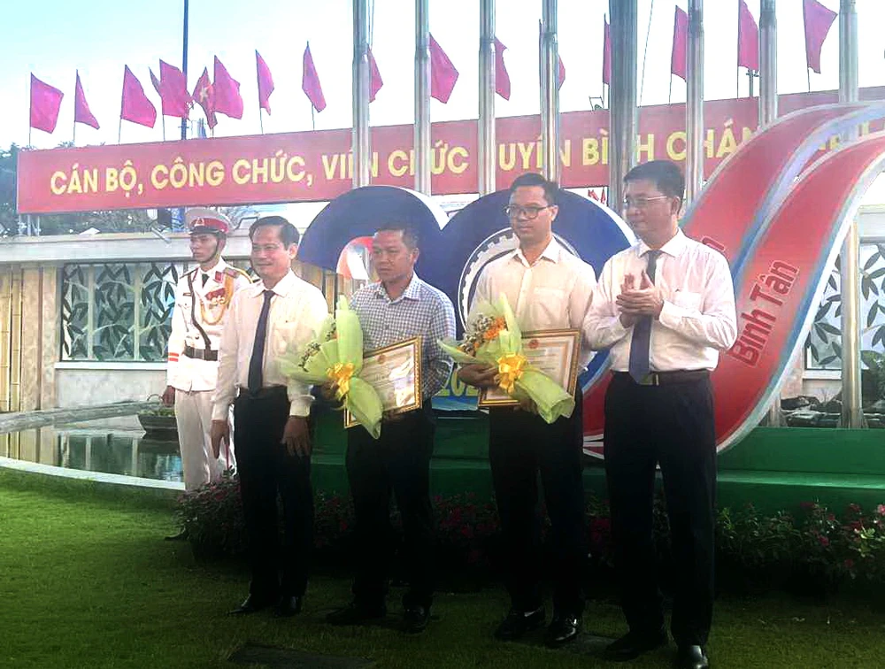 PV Tự Sang và Võ Tùng nhận khen thưởng từ lãnh đạo UBND huyện Bình Chánh. Ảnh: BT Khen thưởng báo Pháp luật TP.HCM và nhóm PV điều tra đường dây mua, bán thận