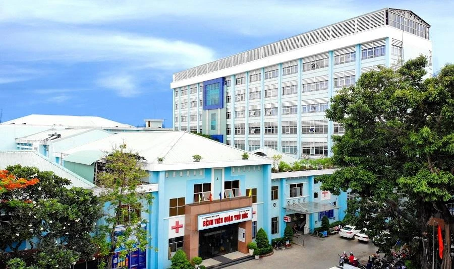 Anh trai được đưa đến Bệnh viện TP Thủ Đức cấp cứu Thách em gái dùng dao đâm, anh trai bị đâm thật