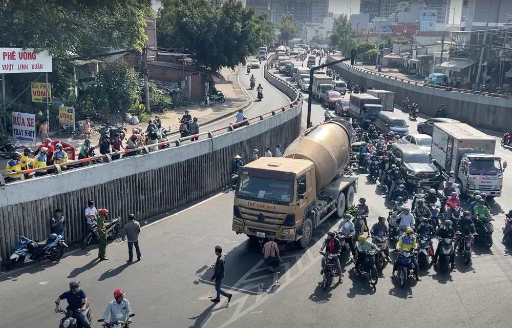 Cô gái tử vong sau khi tai nạn với xe bồn tại TP Thủ Đức