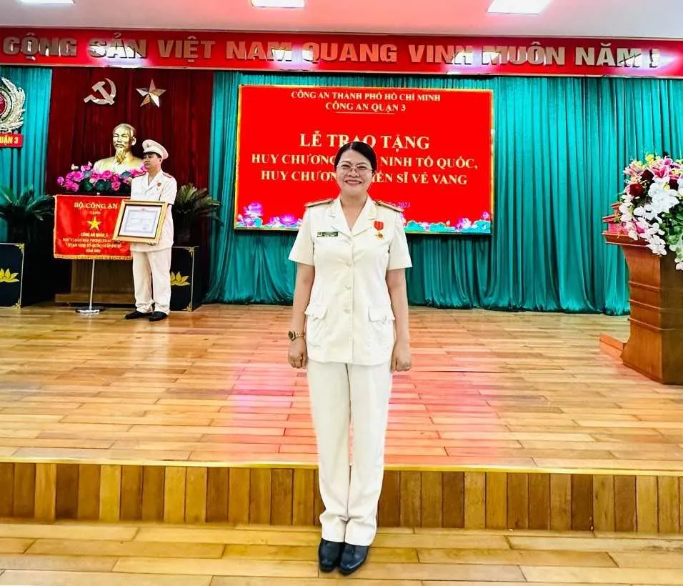Với những thành tích đạt được, năm 2023, Trung tá Lê Ngọc Lý đã vinh dự được Chủ tịch nước tăng Huy chương Vì an ninh tổ quốc. Ảnh: TS NU-TRUONG-CONG-AN-PHUONG-LE-NGOC-LY.jpg