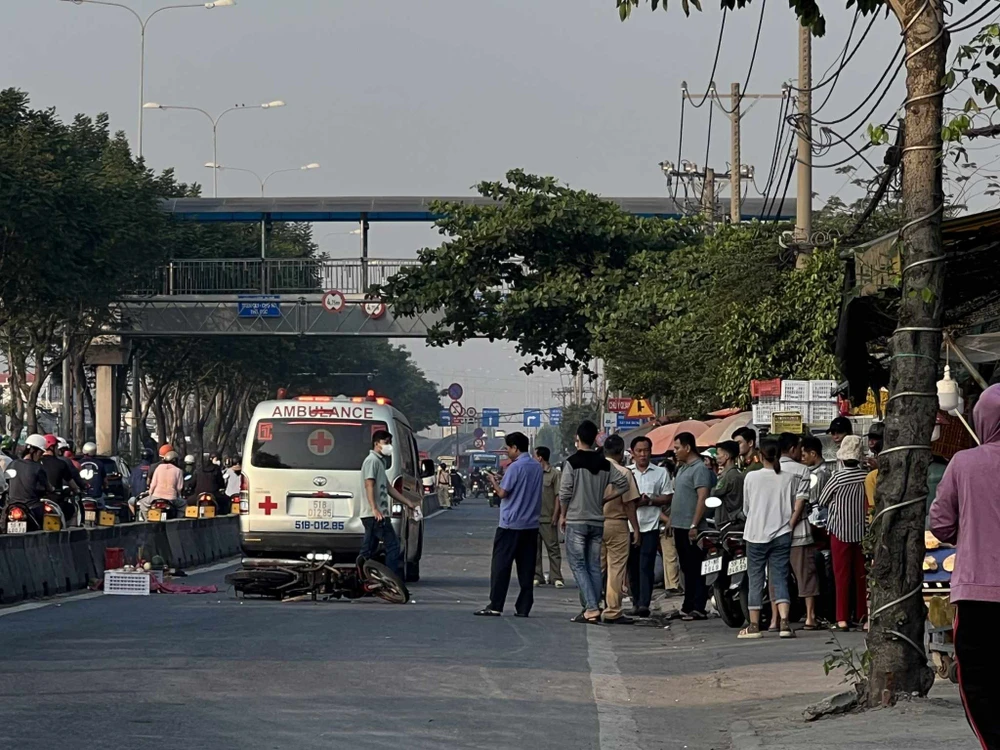 Hiện trường vụ tai nạn khiến một phụ nữ tử vong. Ảnh: CM Người phụ nữ tai nạn tử vong trước chợ đầu mối Thủ Đức