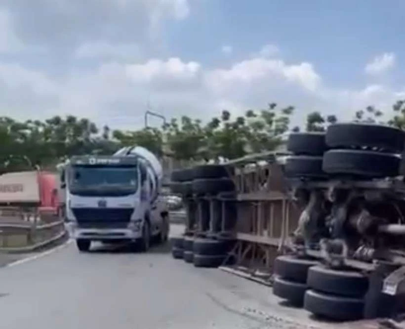 Xe container ôm cua lật nhào tại cầu vượt Trạm 2