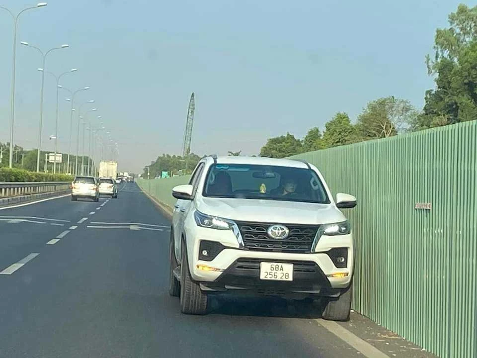 Đội tuần tra kiểm soát giao thông đường bộ cao tốc số 6 đã nắm thông tin và đang tiến hành xử lý xe vi phạm. Ảnh: Đỗ Ngọc nguoc-chieu-cao-toc.jpg