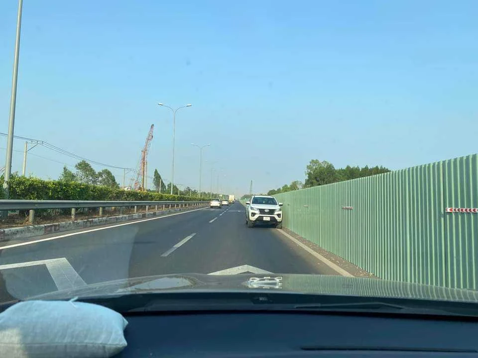 HÌnh ảnh ô tô đi ngược chiều trên cao tốc TP.HCM - Long Thành - Dầu Giây. Ảnh: Đỗ Ngọc Ô tô chạy ngược chiều trên cao tốc TP.HCM - Dầu Giây