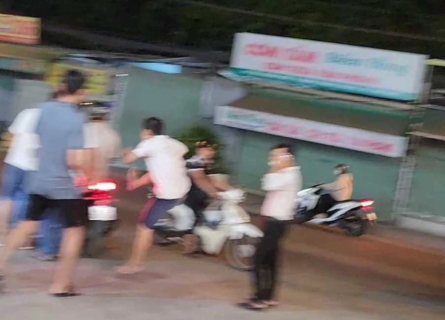 Thanh niên lao vào đánh đối phương sau khi dùng ly và chén đánh trúng vào đầu đối phương tại quán nhậu trên đường Đỗ Xuân Hợp. Ảnh: Cắt từ clip Dùng chén, ly đập vào đầu đối phương tại quán nhậu ở TP Thủ Đức
