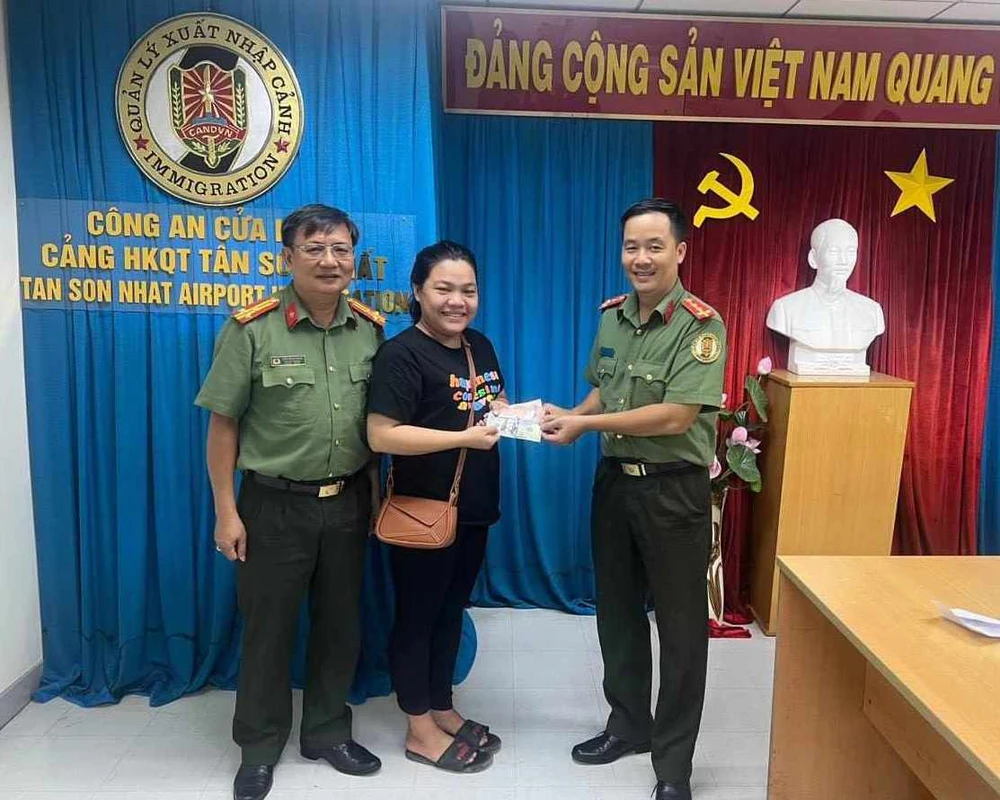 Công an cửa khẩu Cảng hàng không quốc tế Tân Sơn Nhất trả lại toàn bộ tài sản cho người đánh rơi. Ảnh: CACK Công an cửa khẩu TSN trả lại gần 50 triệu đồng cho nữ hành khách đánh rơi
