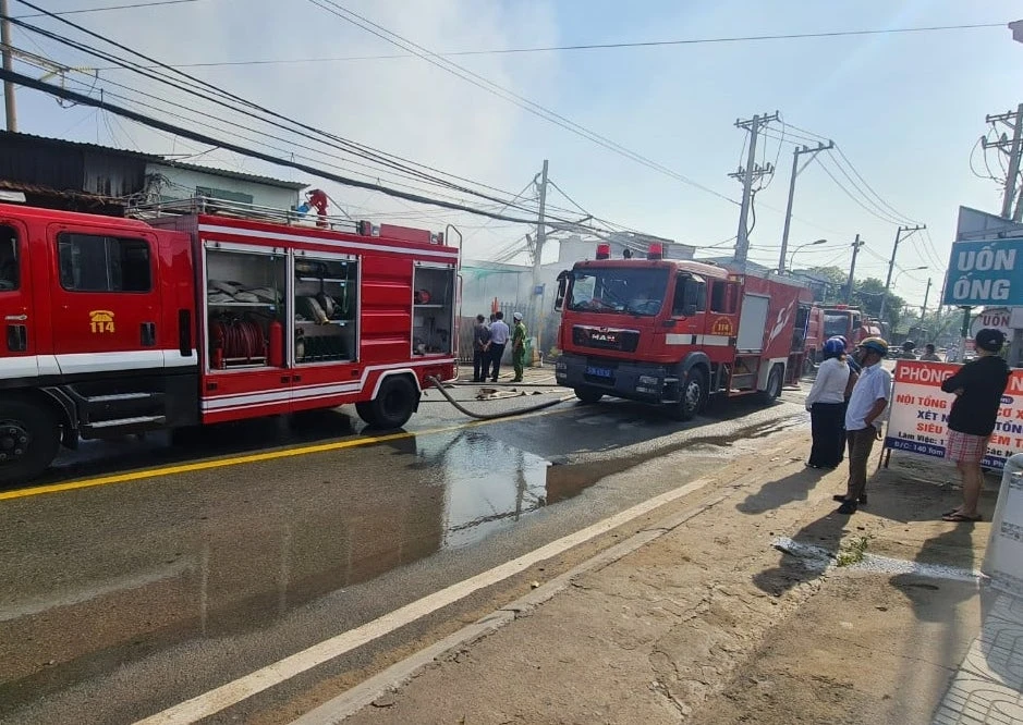 Cảnh sát được huy động để dập tắt đám cháy tại nhà xưởng. Ảnh: TS Phong toả đoạn đường để chữa cháy nhà xưởng tại TP Thủ Đức