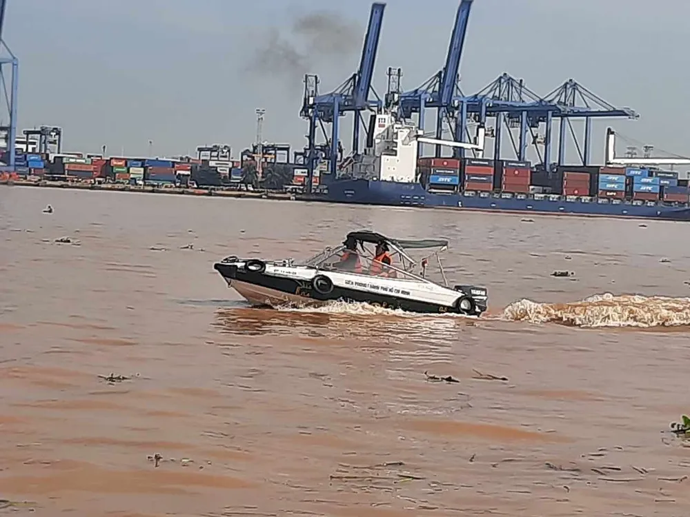 Lực lượng chức năng điều tiết giao thông đường thuỷ và khắc phục sự cố. Ảnh: TS sa-lan-va-cham-tau-tren-song-sai-son.jpg