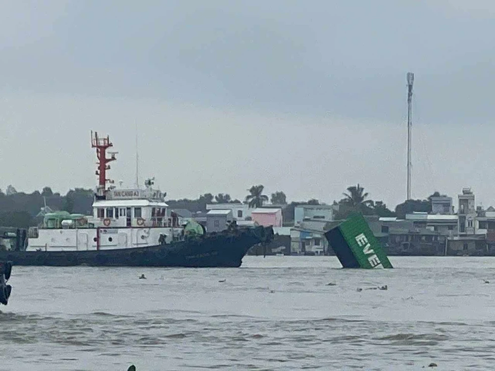Hiện trường tàu và sà lan tông nhau khiến chín thùng container rơi xuống sông. Ảnh: TS Lúc tàu Singapore và sà lan tông nhau trên sông có mưa to, gió lớn