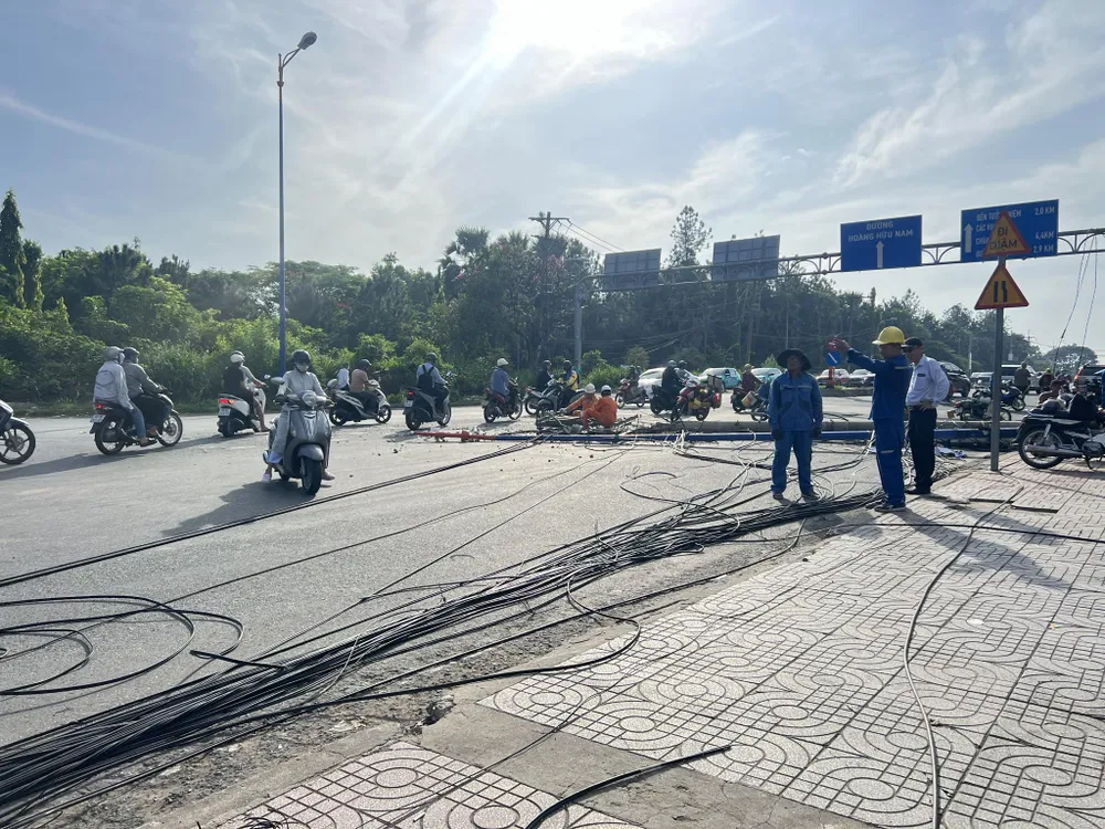 Xe container kéo sập trụ điện làm 1 cháu bé bị thương