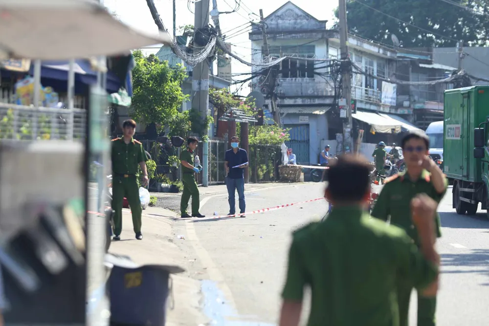 Công an khám nghiệm hiện trường vụ án mạng Thanh niên dùng dao phản công nhóm đối thủ gây ra án mạng