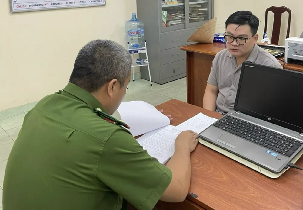 Tài xế ô tô đánh người khác bị công an mời làm việc. Ảnh: CATP Công an làm việc với tài xế ô tô vô cơ đánh người tại TP Thủ Đức