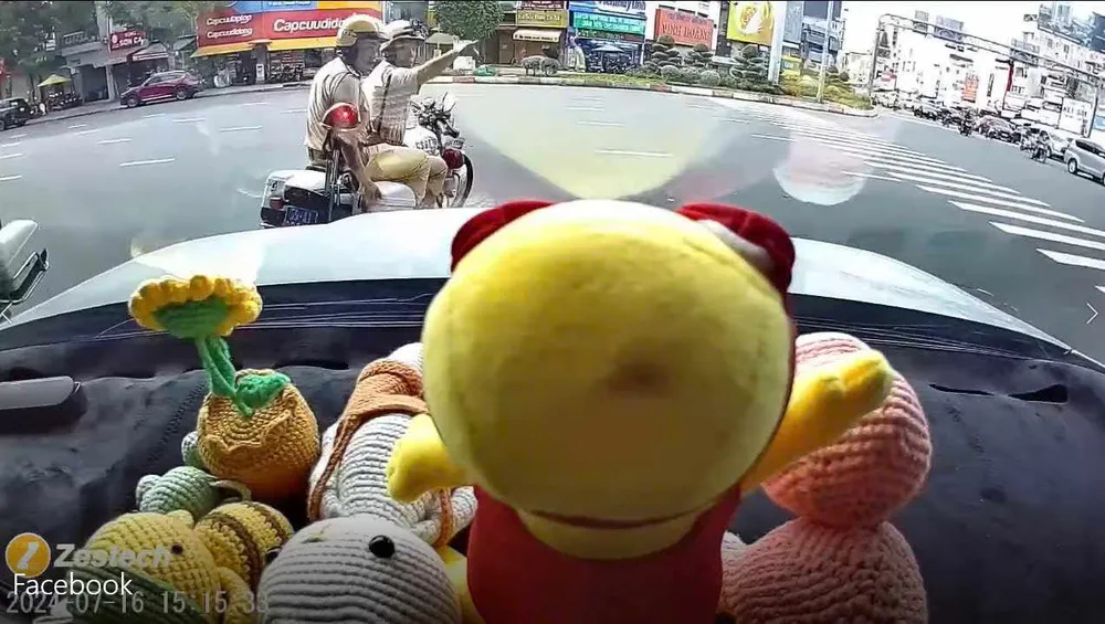 CSGT mở đường đưa cháu bé 2 tháng tuổi bị sặc sữa đi cấp cứu