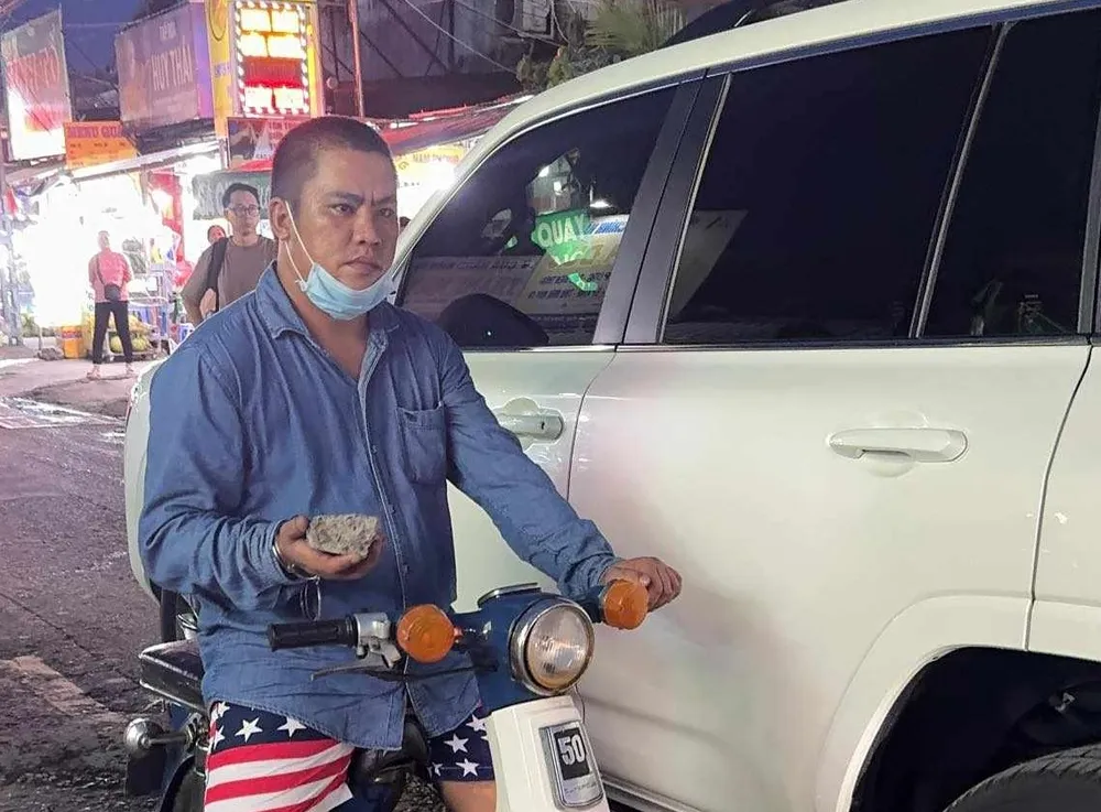 Bắt thanh niên cầm đá đập bể kính ô tô tại TP Thủ Đức