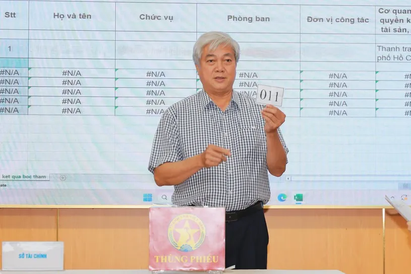 Đại diện Sở Tài chính bốc thăm ngẫu nhiên, lựa chọn người được xác minh tài sản, thu nhập đợt 2, năm 2024. Ảnh: TTBC 6 tháng đầu năm 2024 có 161 được xác minh tài sản và thu nhập