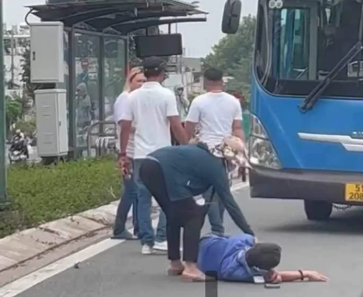 Người dân ghi lại cảnh tài xế xe buýt bị nhóm người đi ô tô đánh gãy răng trên đường Phạm Văn Đồng. Ảnh: MXH Tài xế xe buýt bị nhóm người đi ô tô đánh gãy răng
